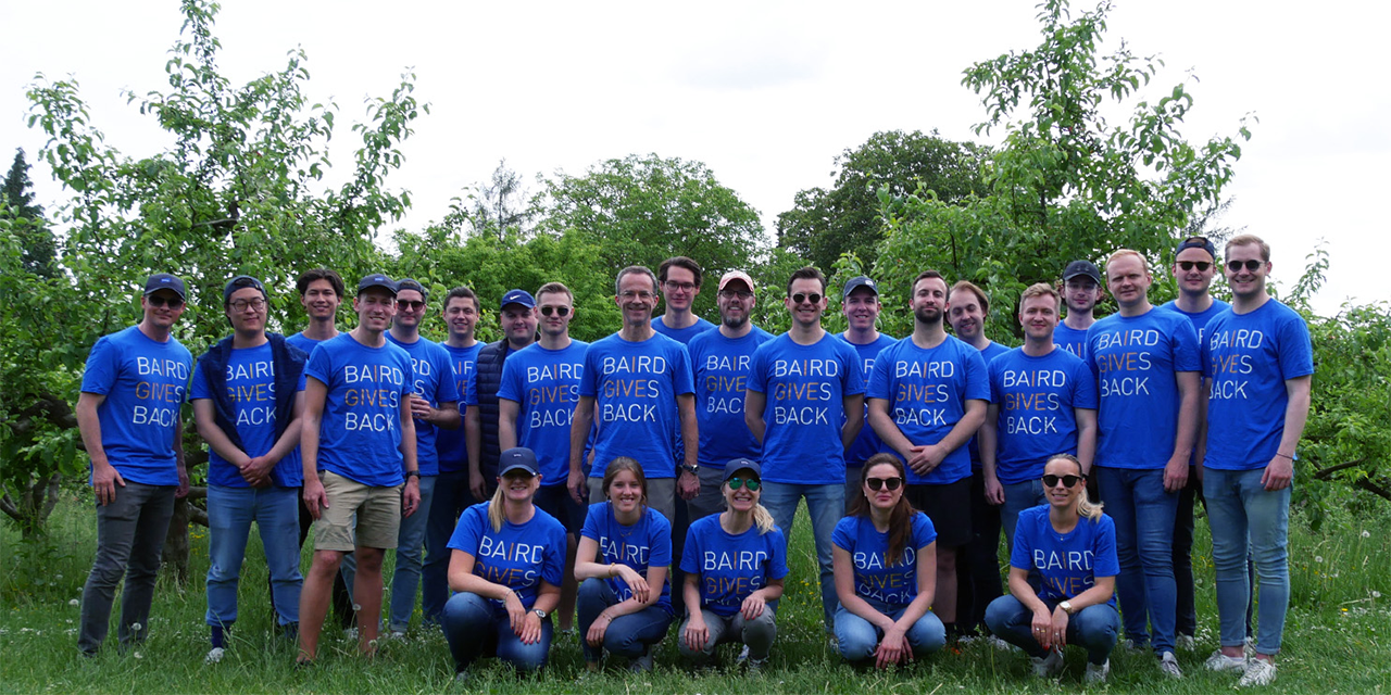 Group of Baird associates at a volunteer event.